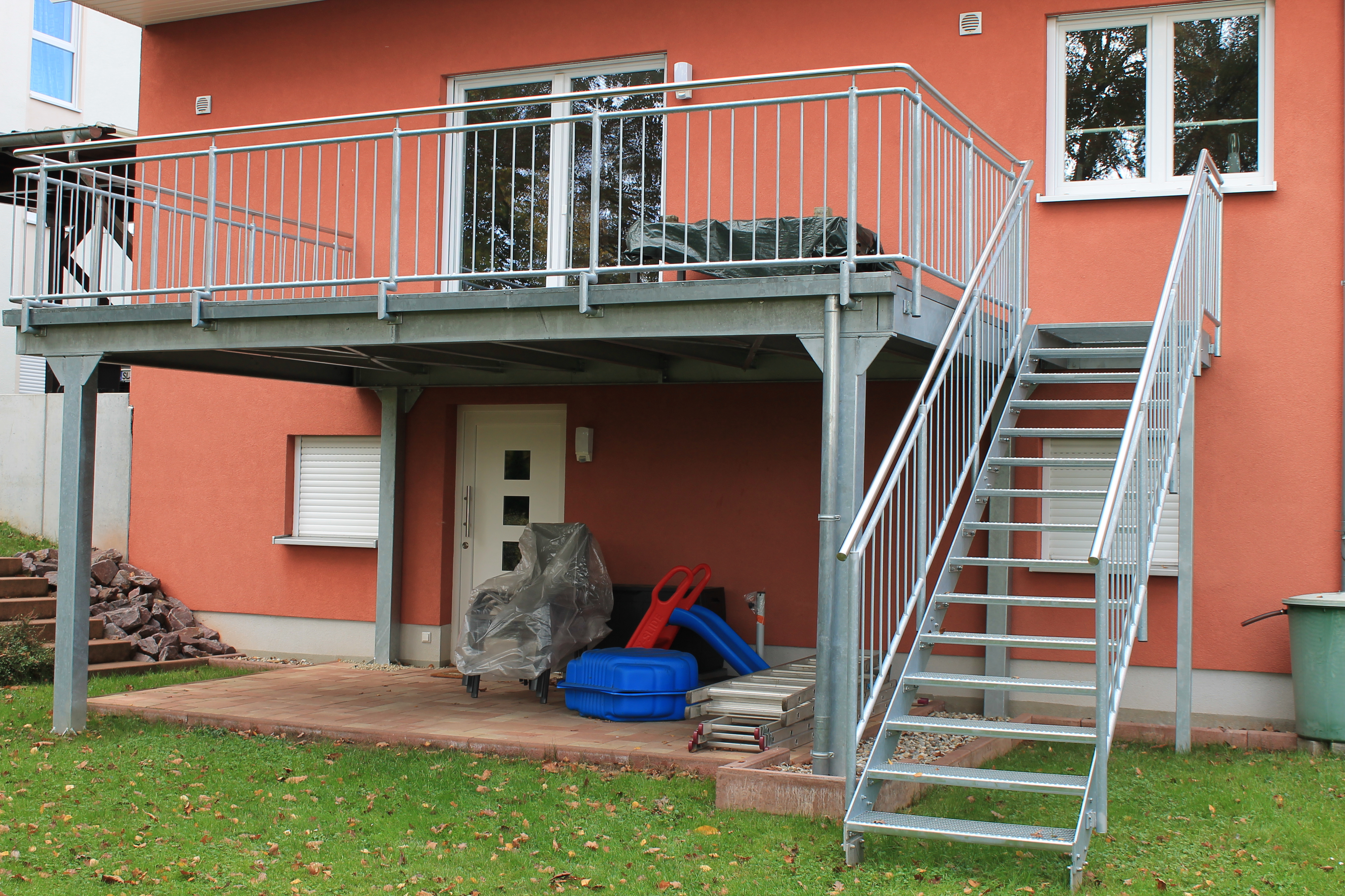 Schlosserei-Metallbau-Biehl-Balkon-B Stahl-verzinkt-mit- Treppe-und